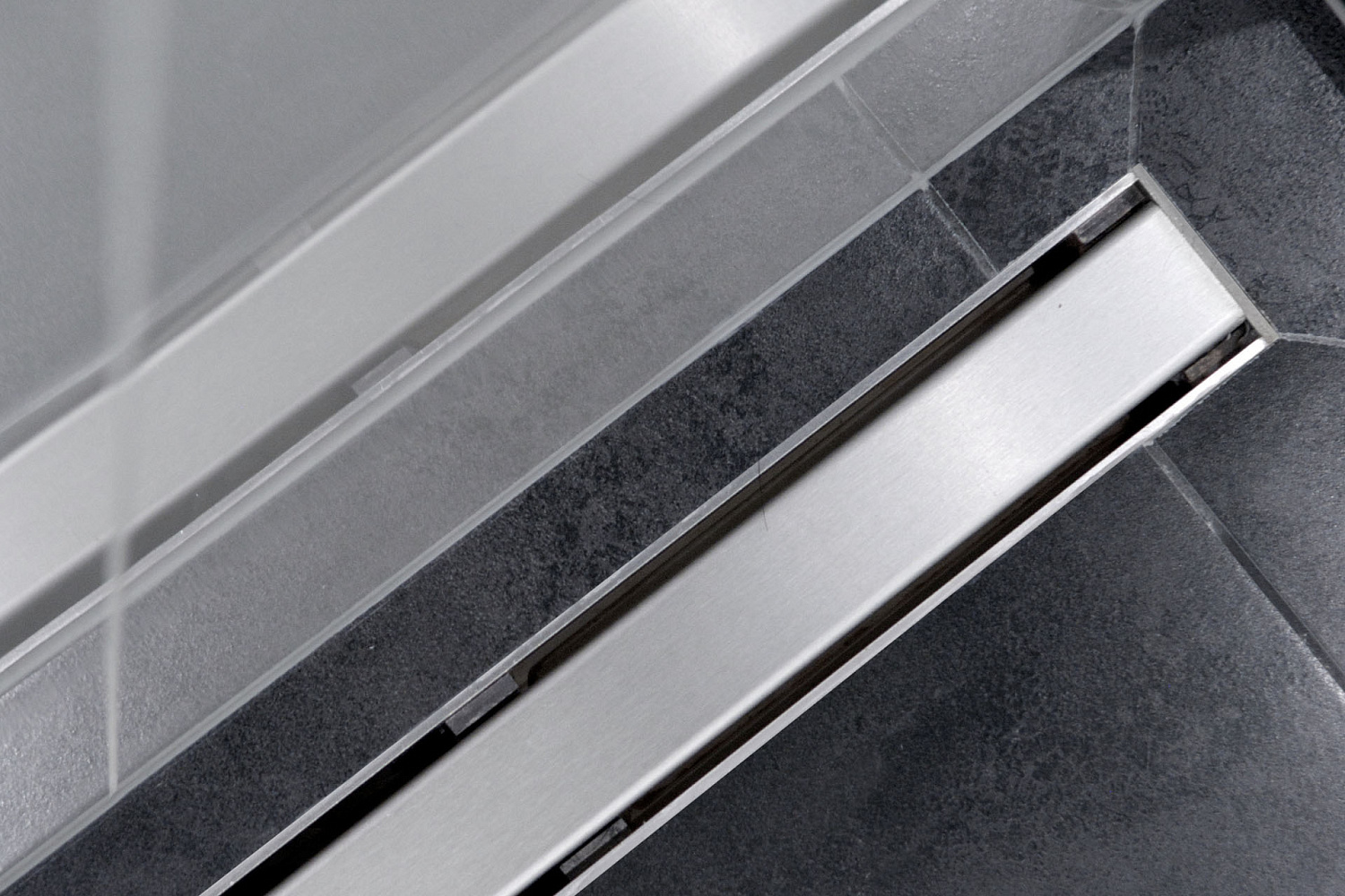 Трап для душа TIM с решеткой под кладку плитки (сух. затвор,горизонт. выпуск) 70*1200 фото в интернет-магазине САНТЕХСИТИ